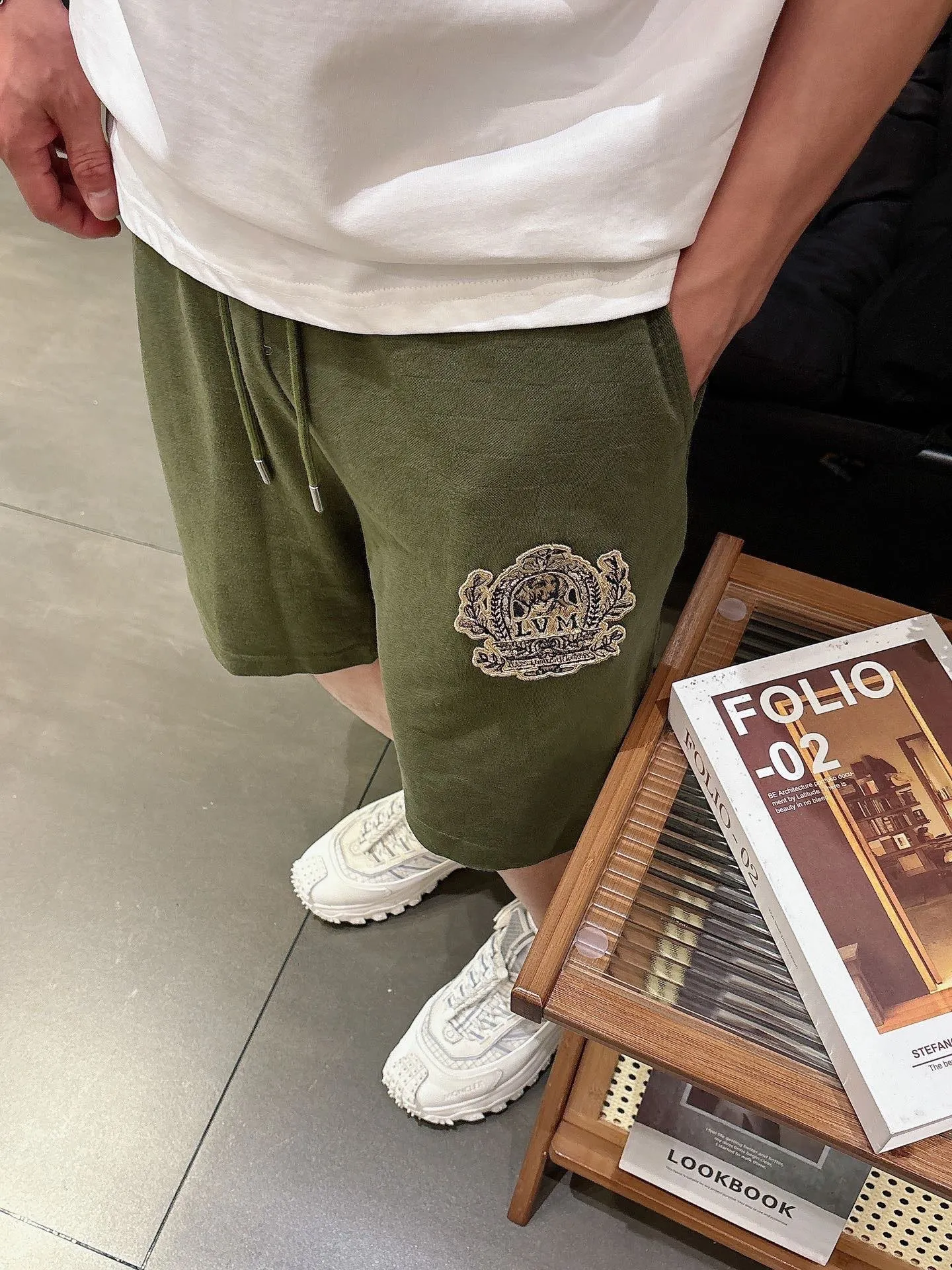 Louis Vuitton/Louis Vuitton embroidered badge checkerboard shorts